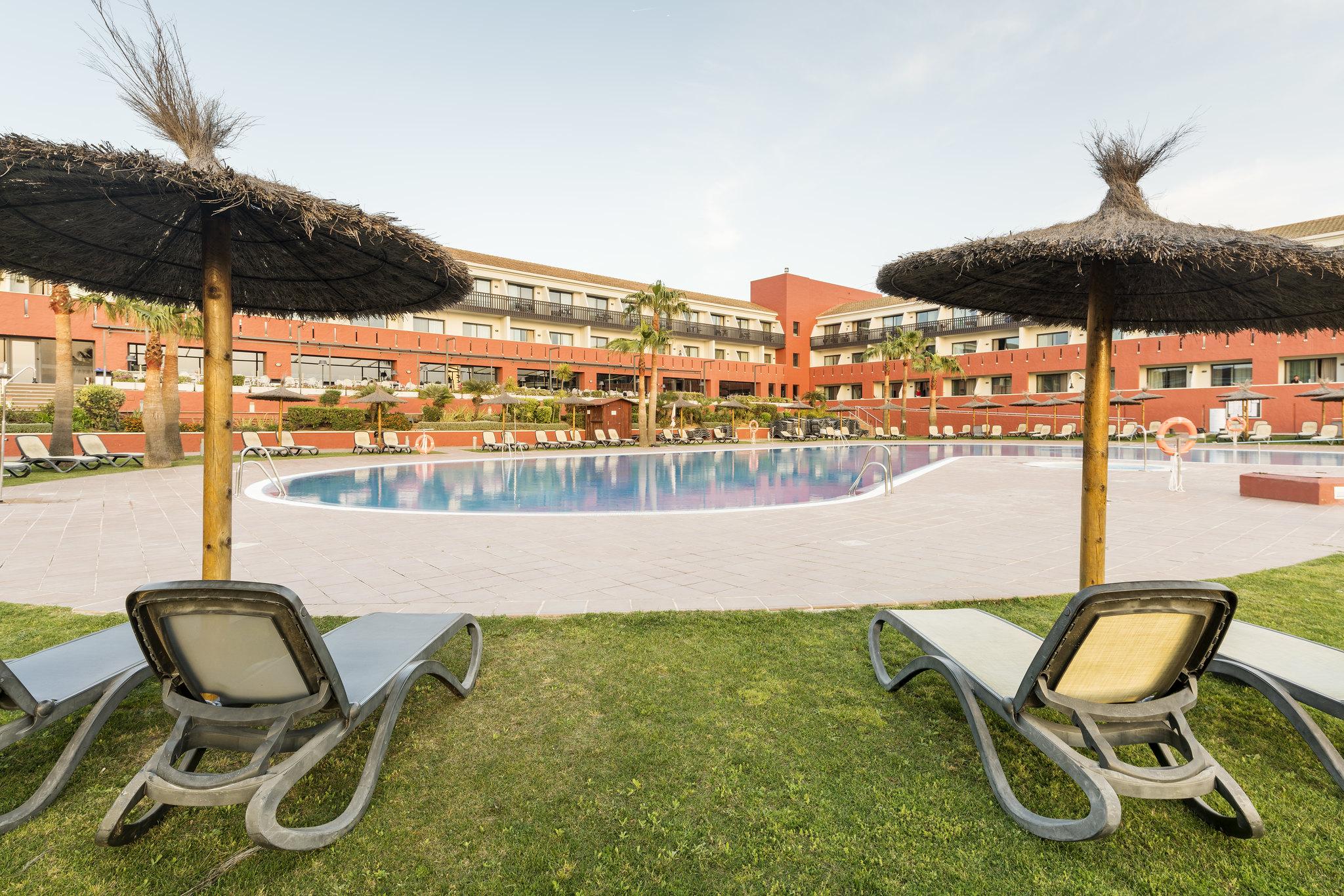 Hotel Ilunion Calas De Conil 4*