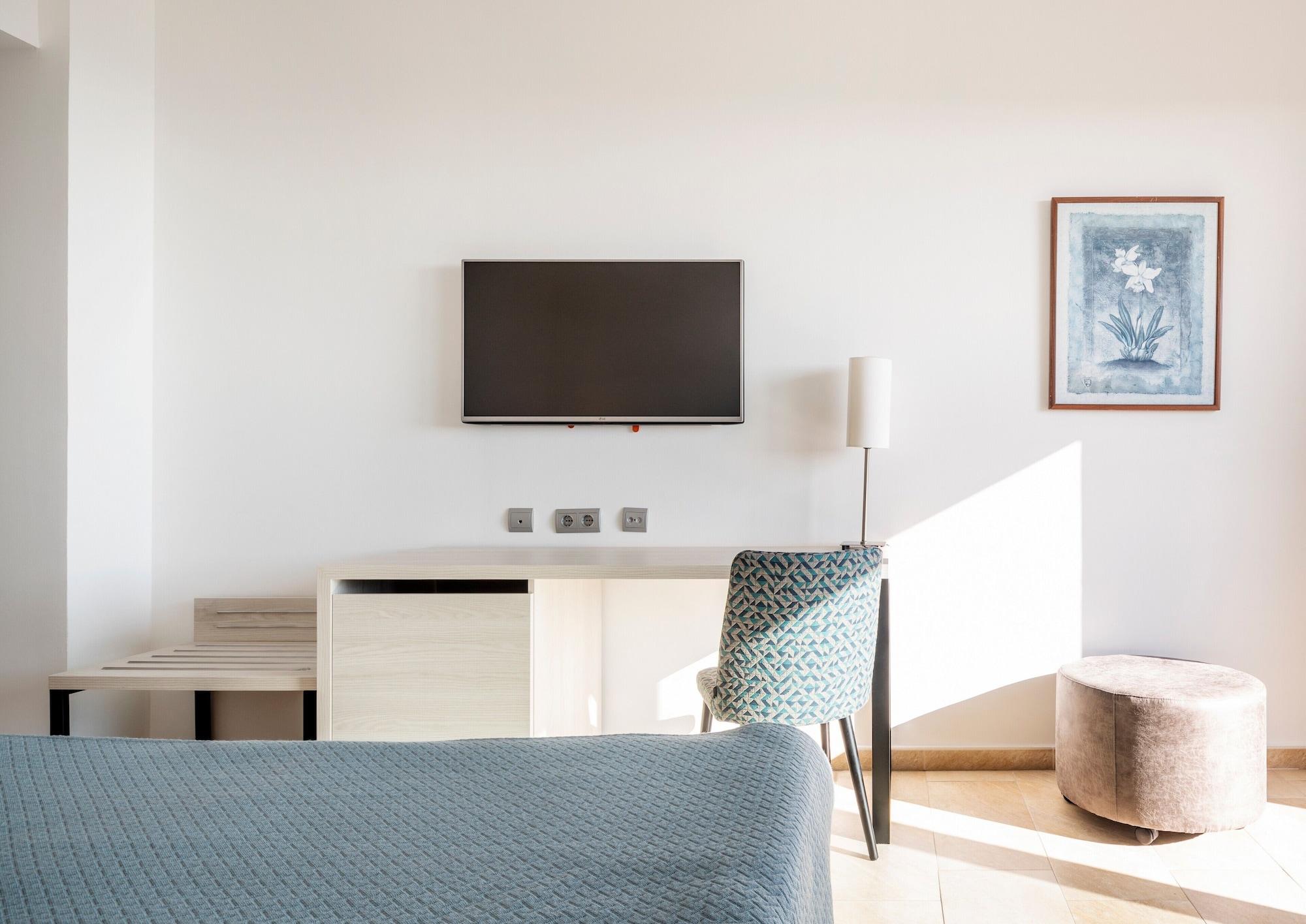 Hotel Ilunion Calas De Conil 4*
