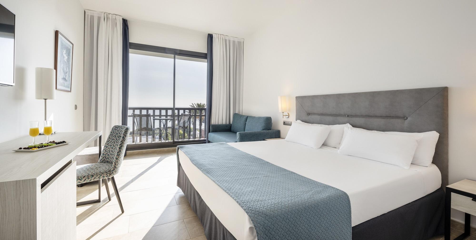 Hotel Ilunion Calas De Conil 4*